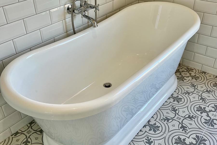 freestanding-bathtub-with-pattern-tiles