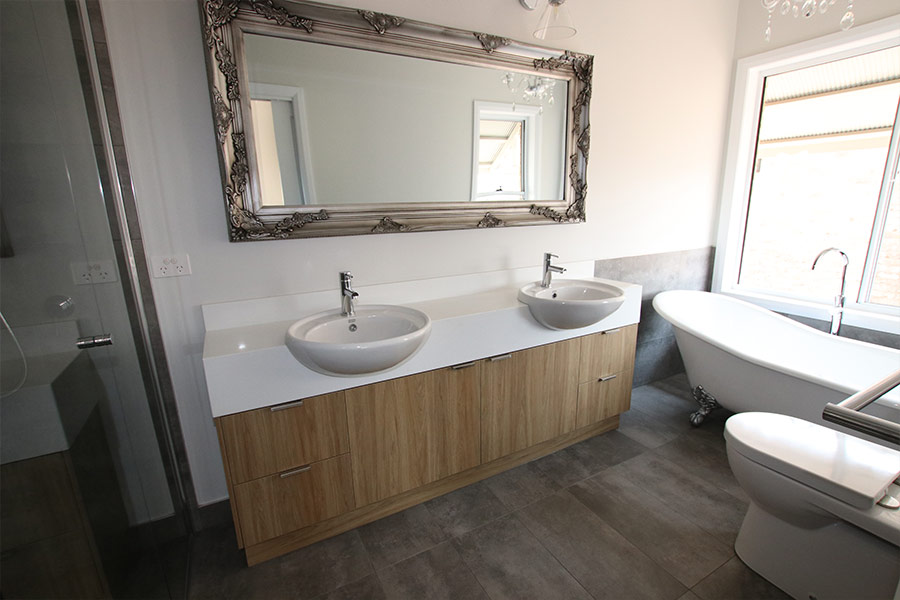 stunning-bathroom-ith-big-mirror